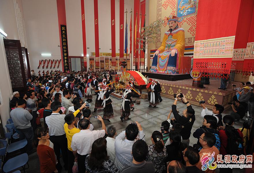 金秋瑤鄉(xiāng)盡歡顏——2013年瑤族“十月朝”暨乳源瑤族自治縣成立50周年慶?；顒?dòng)側(cè)記
