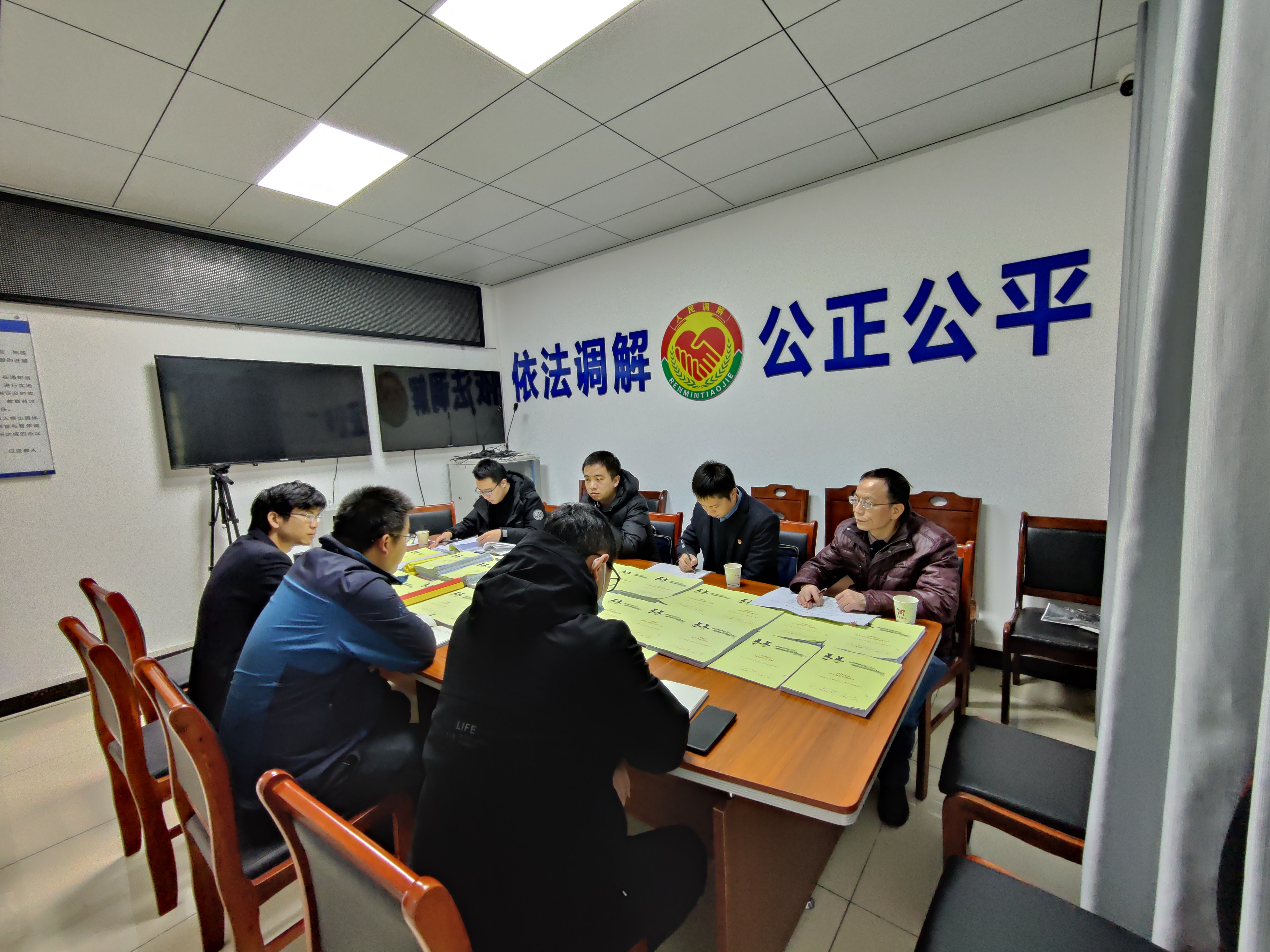 考評組聽取大布鎮平安建設工作情況匯報.jpg