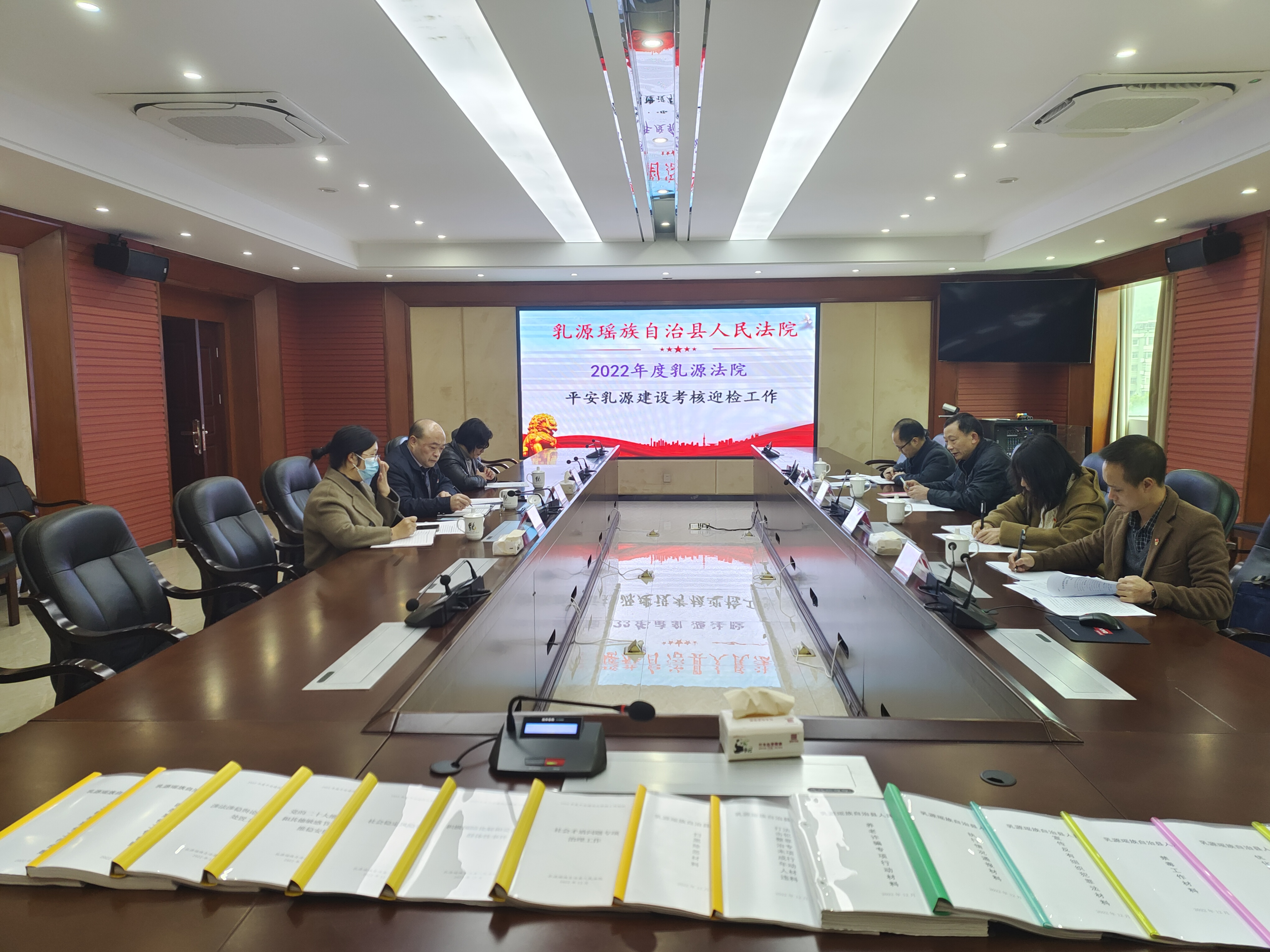 考評組聽取縣人民法院平安建設工作情況匯報.jpg