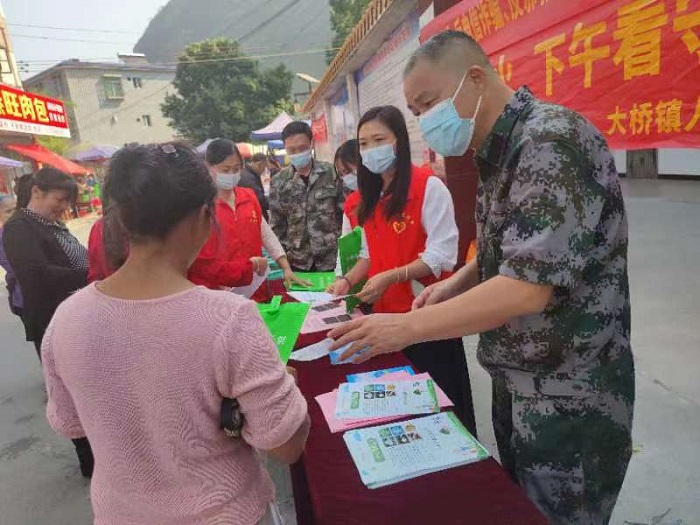 踐行紅色理念  服務人民群眾——大橋鎮黨委書記以平安志愿者身份開展平安建設宣傳 .jpeg