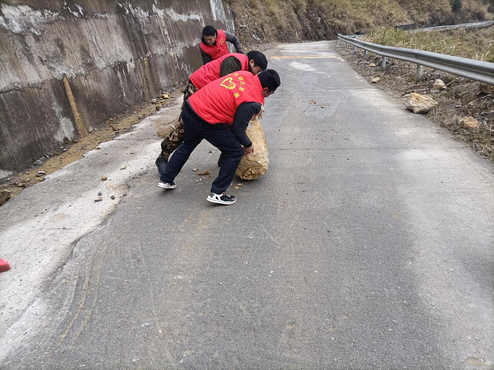 紅袖章志愿者清理路障 (1).png
